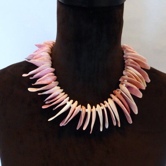 Jewelry - VINTAGE PINK SHELL LEI NECKLACE CHOKER COLLAR 5.5” diameter (PRE-OWNED)